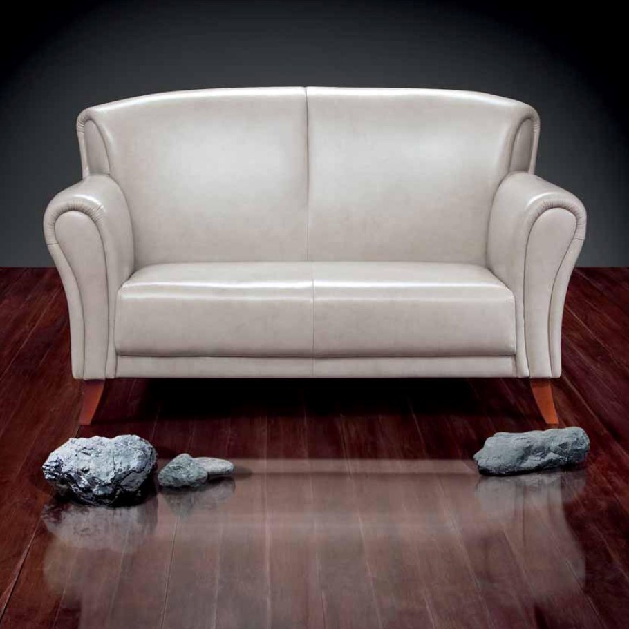 Диван кожаный трехместный