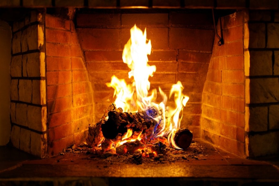 Камин горит