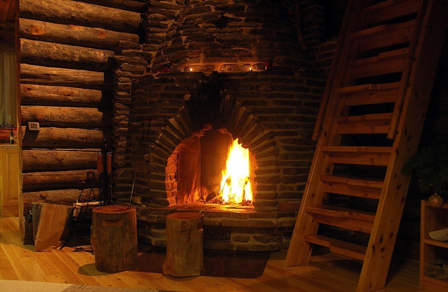 Камин в избушке