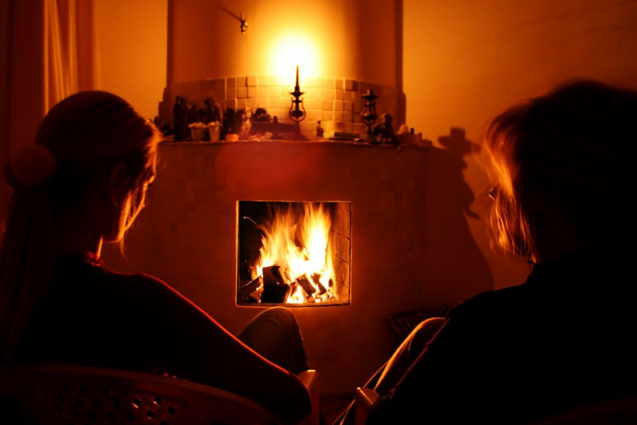 Подруги у камина