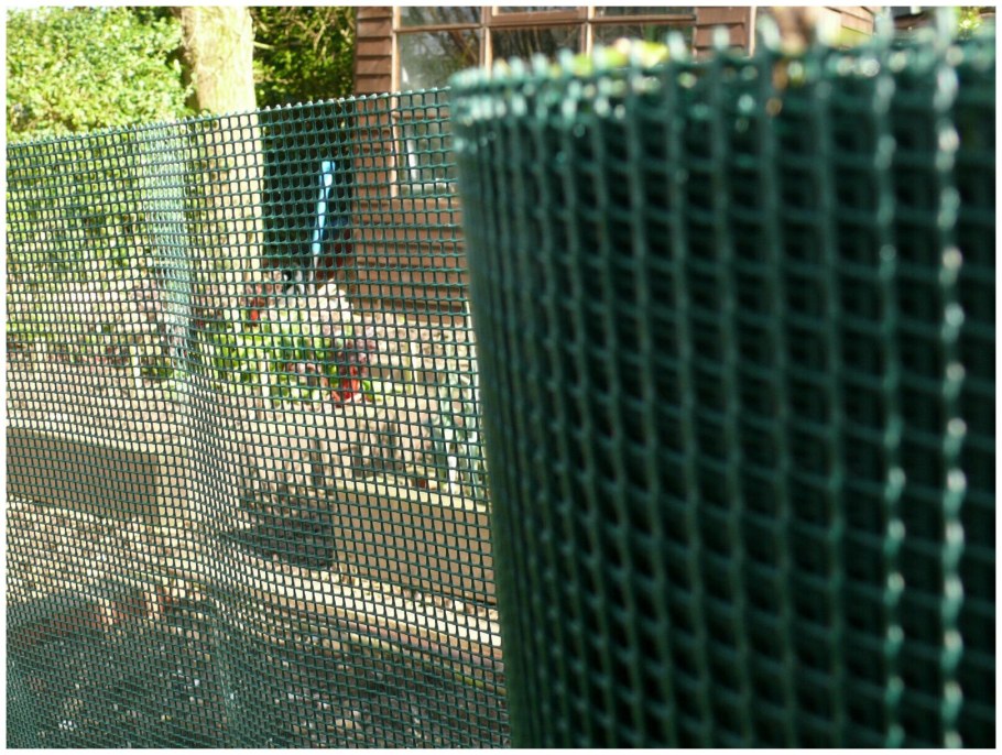Пластиковый забор из сетки
