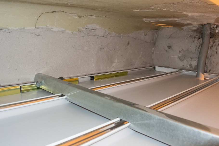 Подвесной потолок реечный алюминиевый монтаж