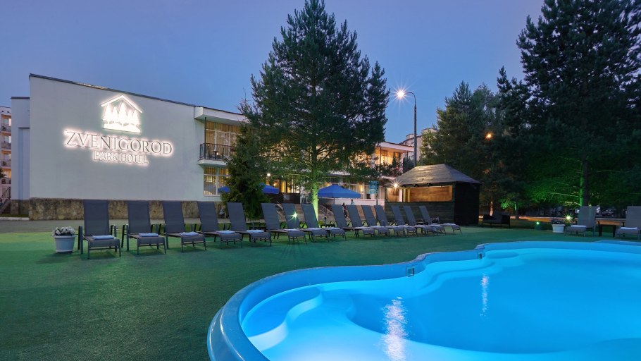 Стильный бассейн в доме