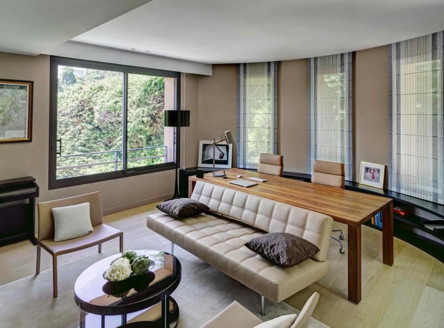 Телевизор перед окном в гостиной