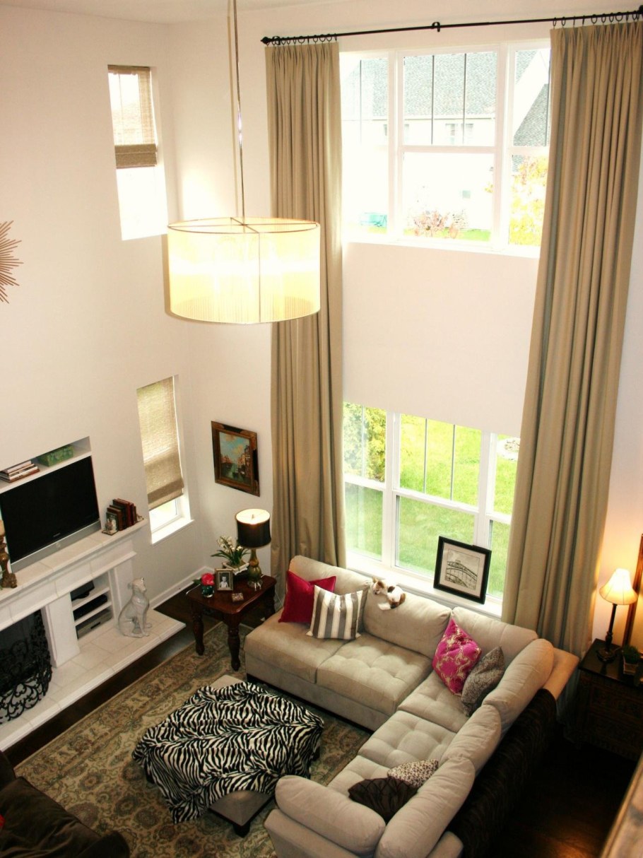 Гостиная с двумя окнами