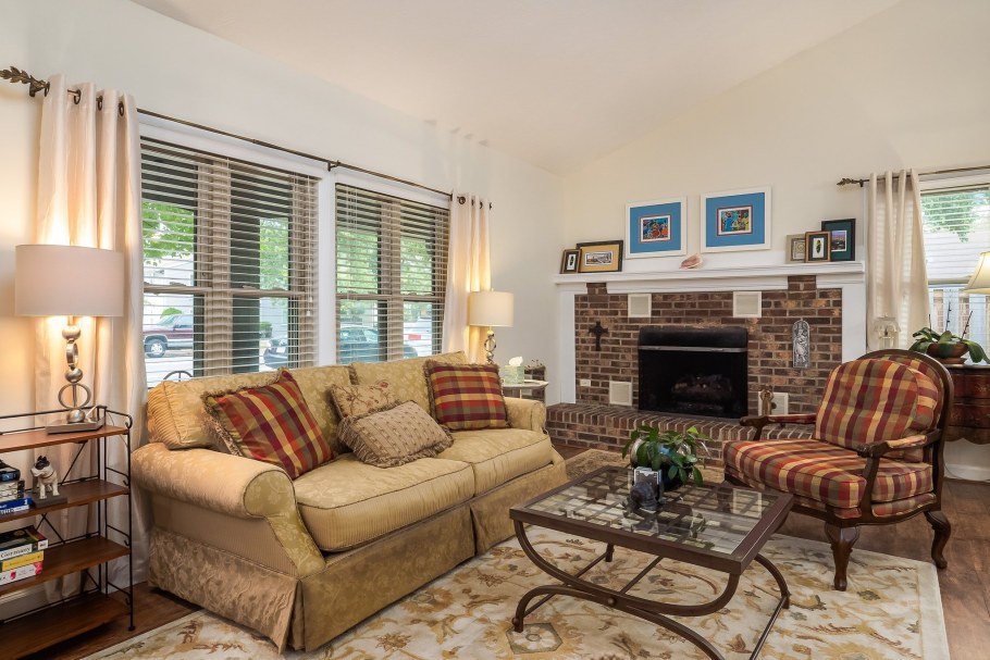 Диван у окна в гостиной интерьер