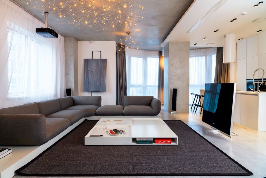 Большая гостиная с большим диваном