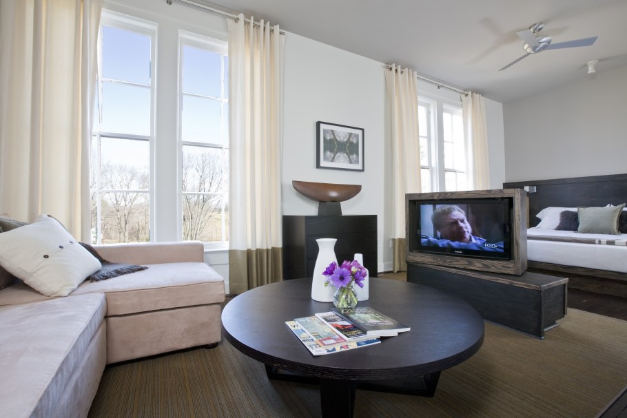 Телевизор перед окном в гостиной