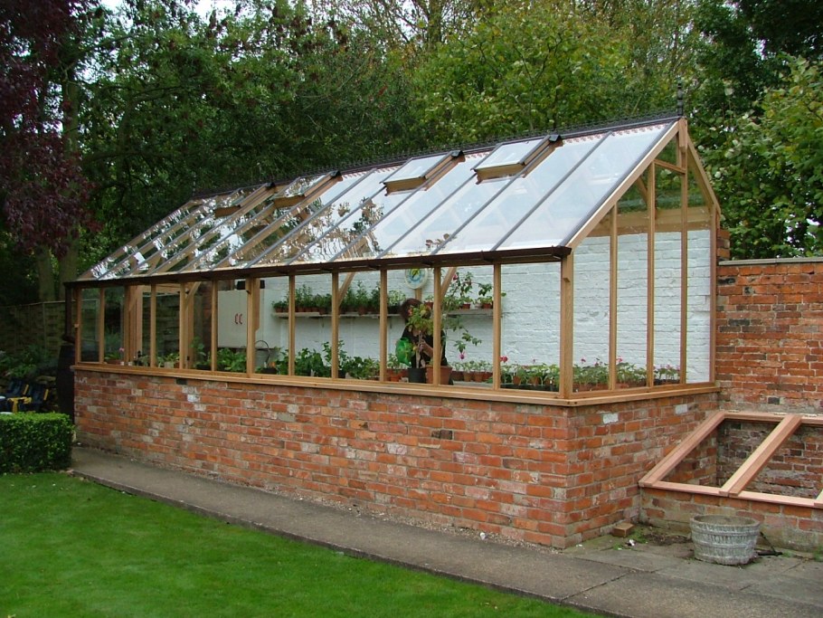 Тепличка внутри маленькая