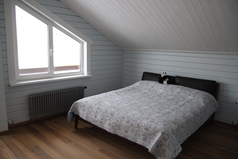 Голубые стены в деревянном доме