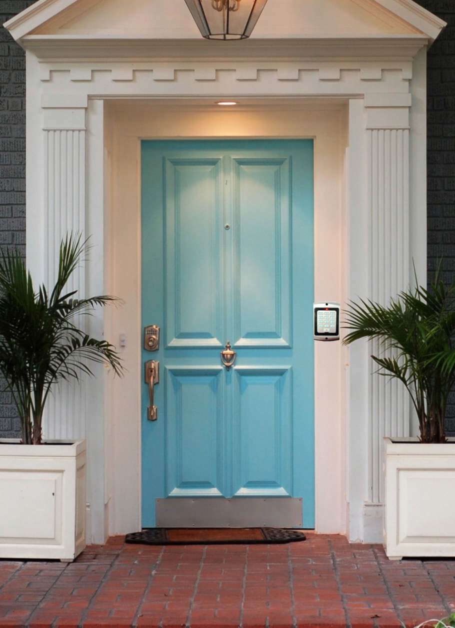 Красивая дверь в дом