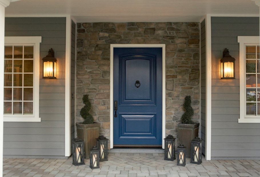 Синяя входная дверь в дом
