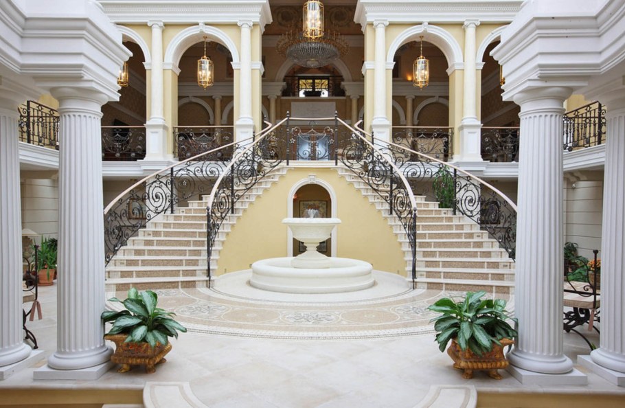 Дворец Версаче