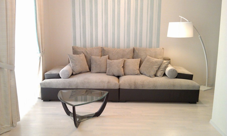 Диван бежевый мягкий