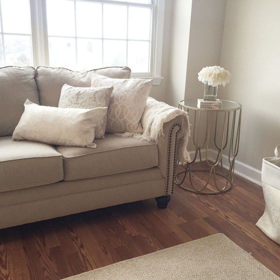 Светло бежевый диван в интерьере