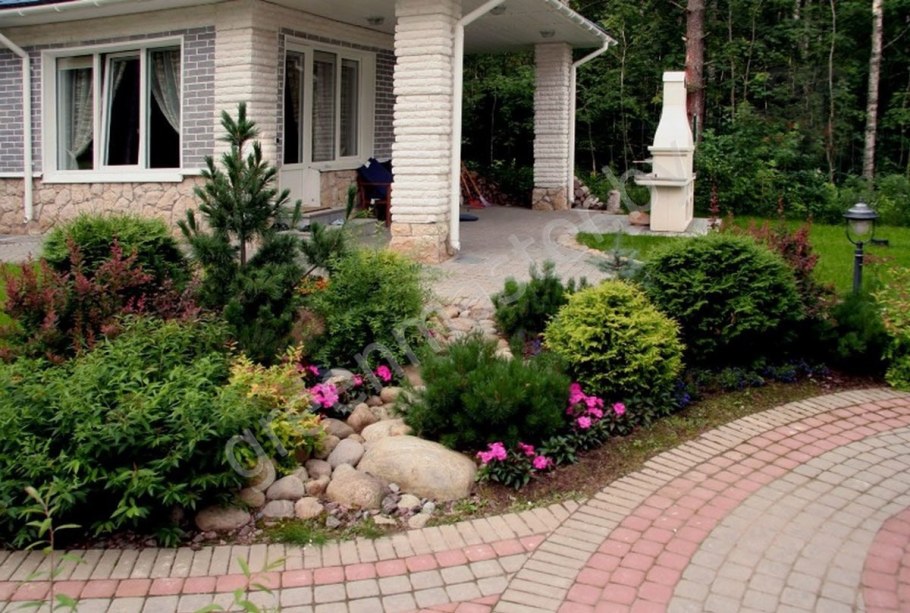 Клумба перед домом с хвойниками