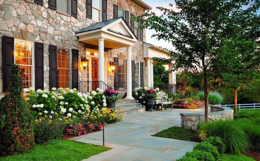 Рабатка с баданом