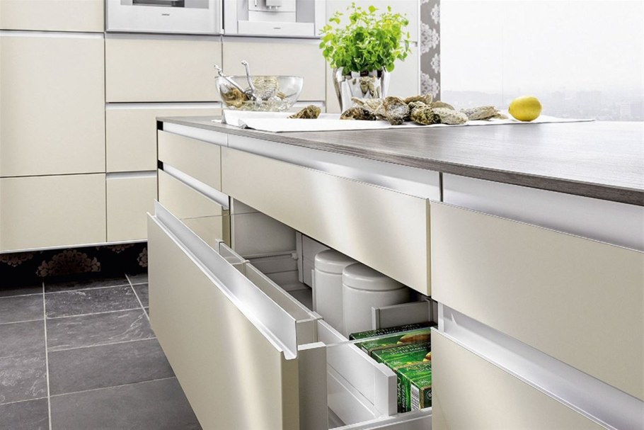 Ручка профиль для кухни Блюм