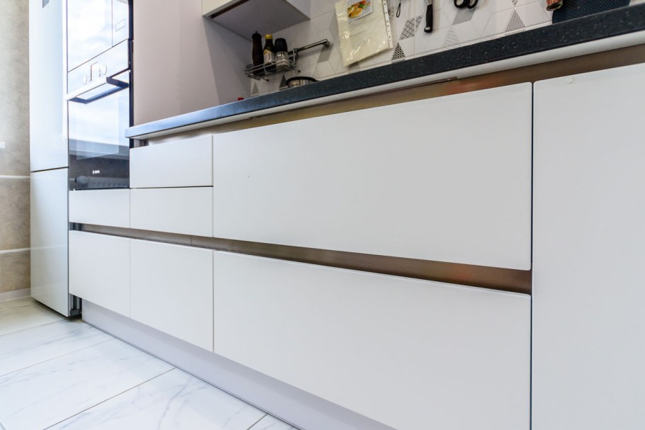 Профиль на кухню Рехау gola