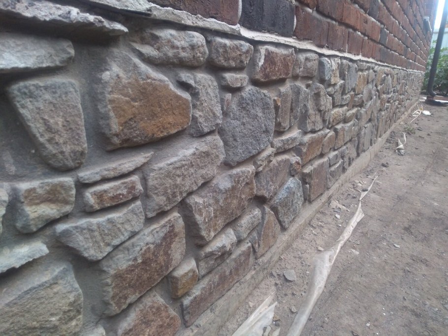 Отделка цоколя бутовым камнем