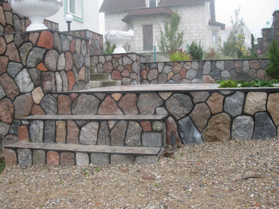 Цоколь забора из камня