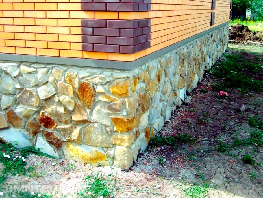 Отделка фундамента камнем