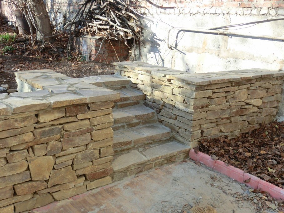 Фундамент из пластушки камня