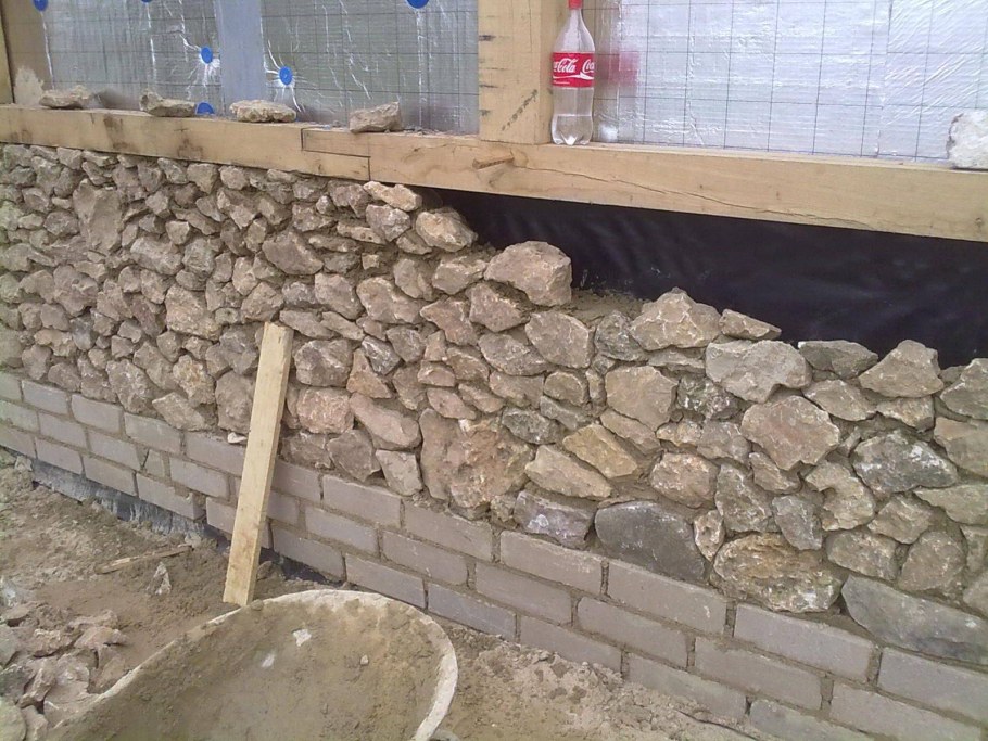 Цоколь из бутового камня