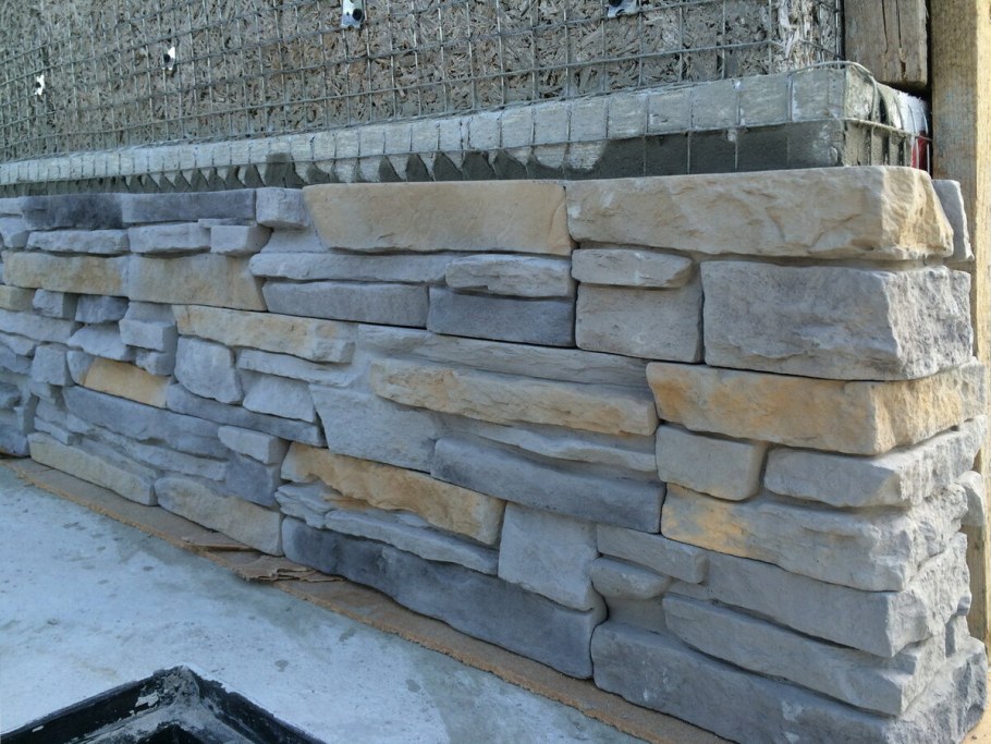 Цоколь из бутового камня