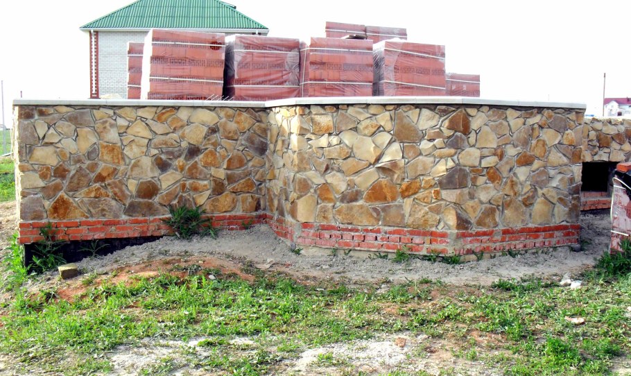 Цоколь из бутового камня