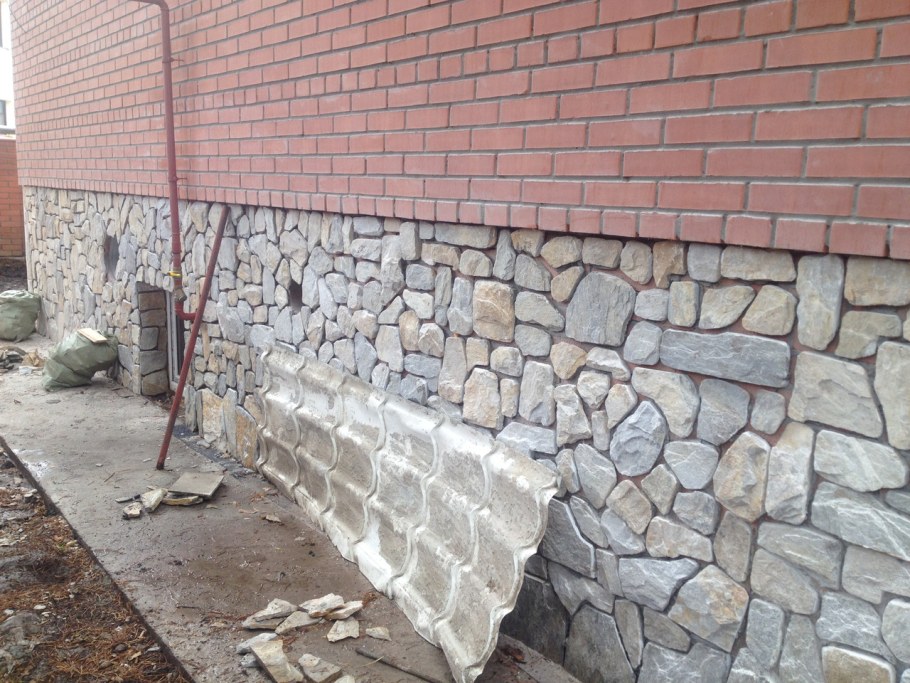 Отделка цоколя булыжником