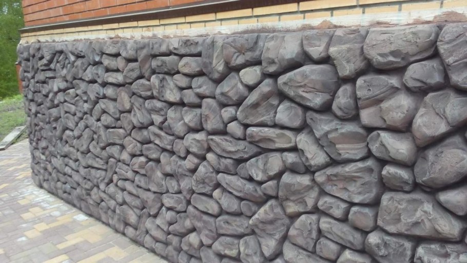 Цоколь из бутового камня