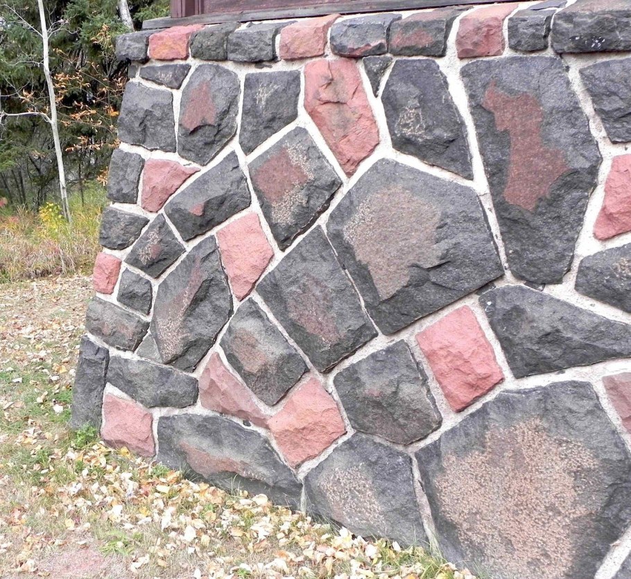 Отделка цоколя камнем