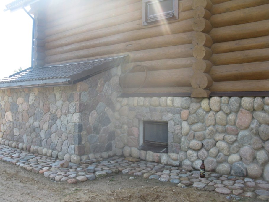 Отделка цоколя бутовым камнем