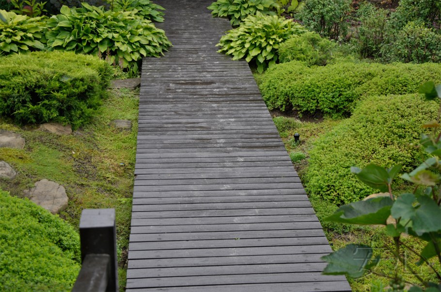Деревянные садовые дорожки