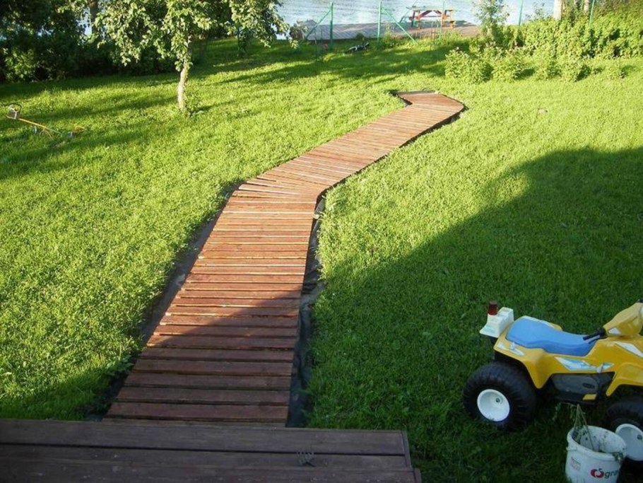 Деревянные дорожки на даче