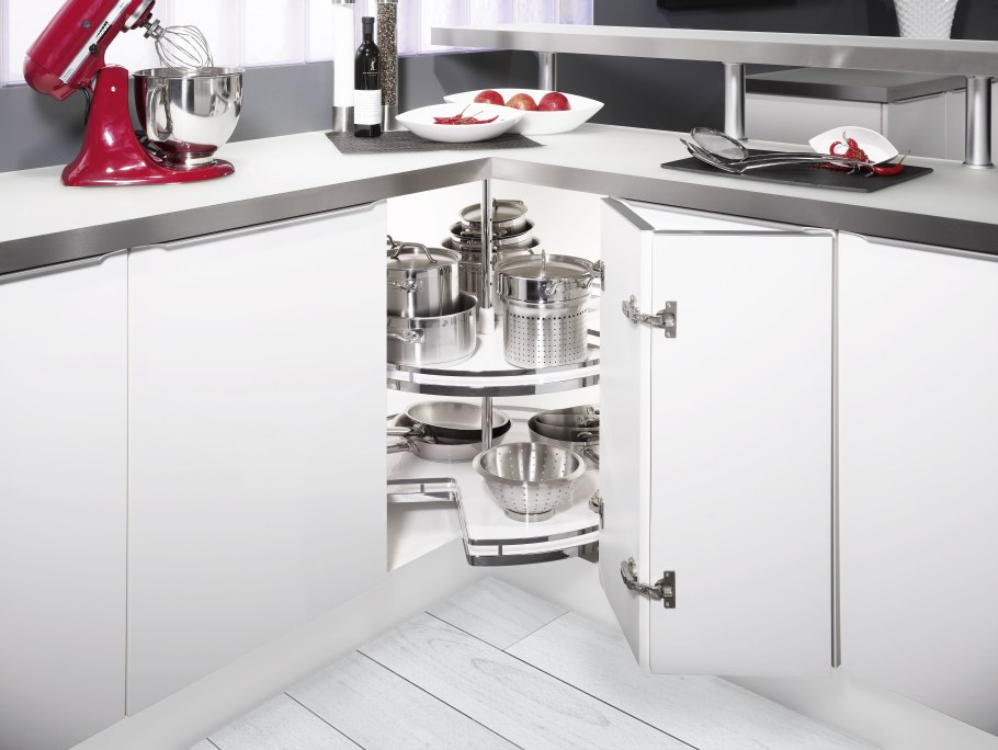 Кухня с высокими верхними шкафами