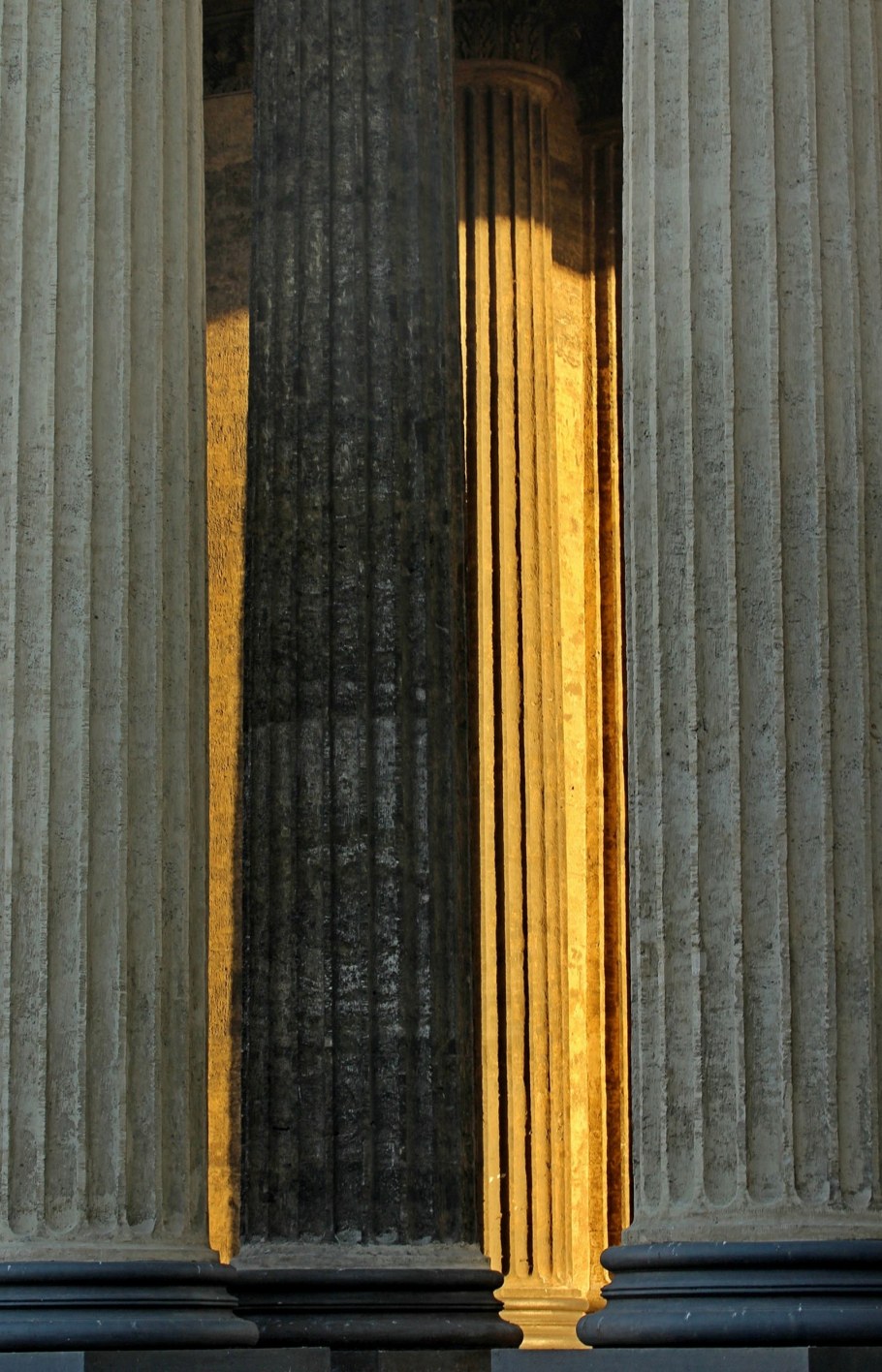Колонна с каннелюрами