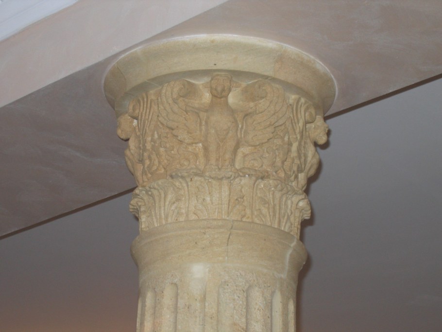 Колонна с каннелюрами