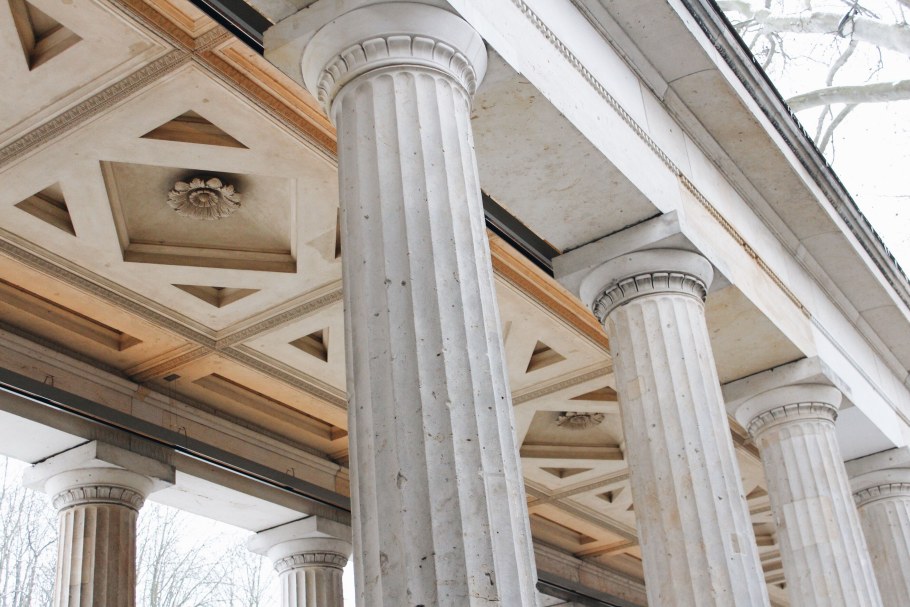 Здание с каннелюрами