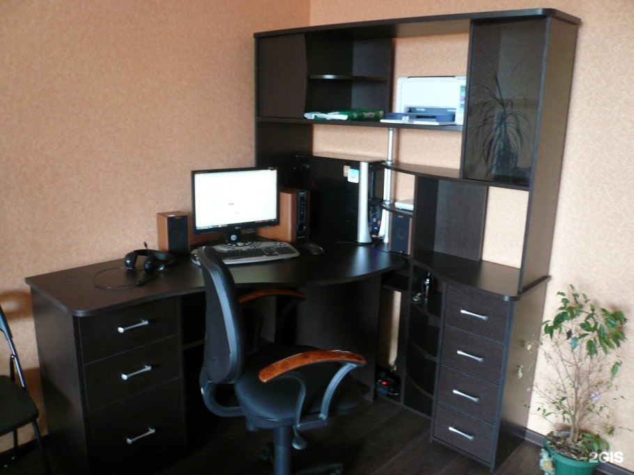 Большой компьютерный стол со шкафом