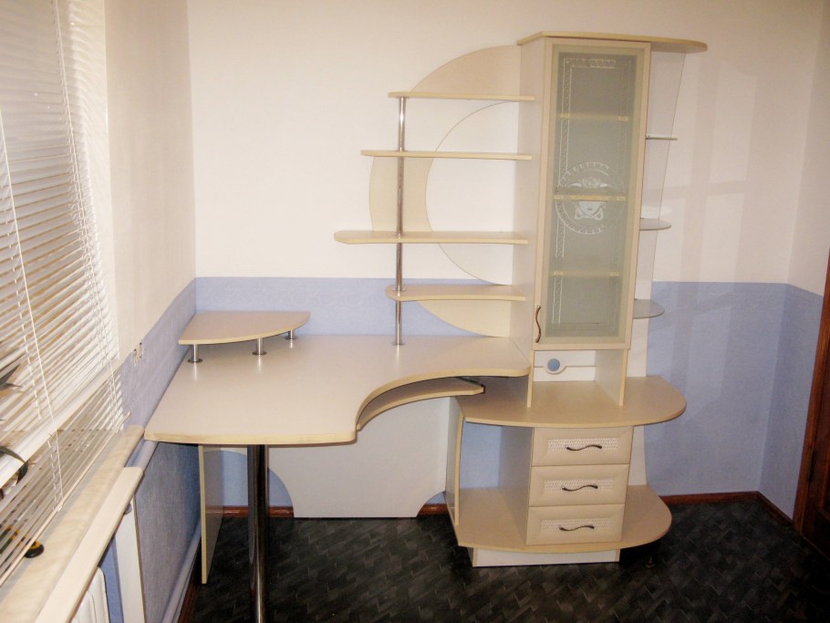 Угловая полка для школьника