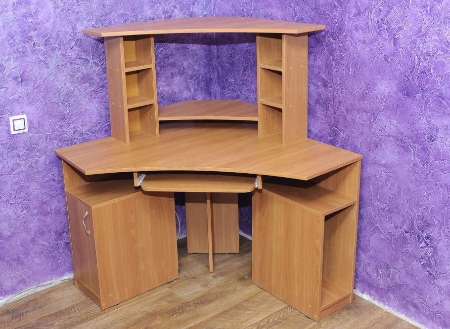 Компьютерный стол в угол