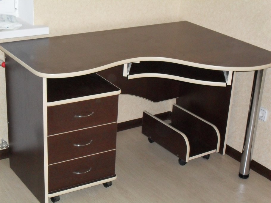 Компьютерный стол с выкатной тумбой