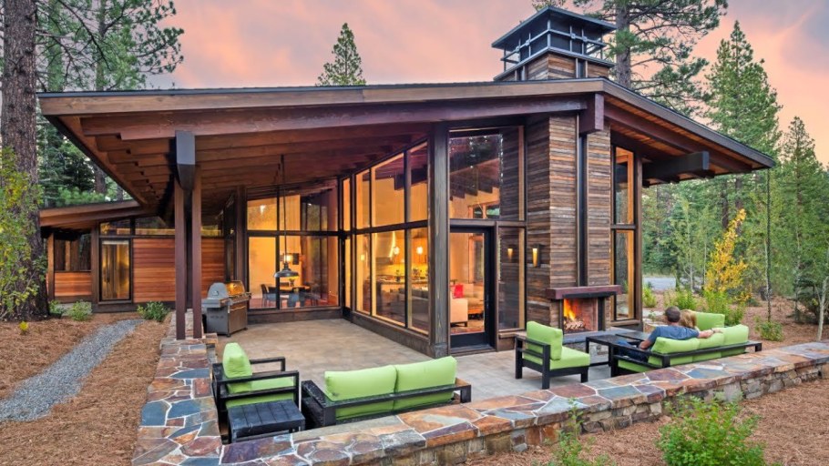 Дом с панорамными окнами и террасой