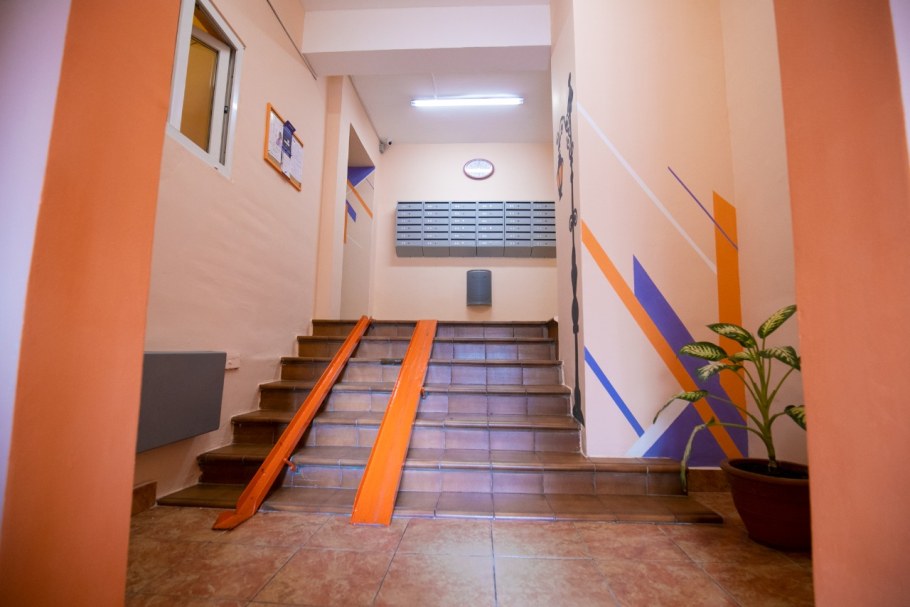 Маляр в подъезде