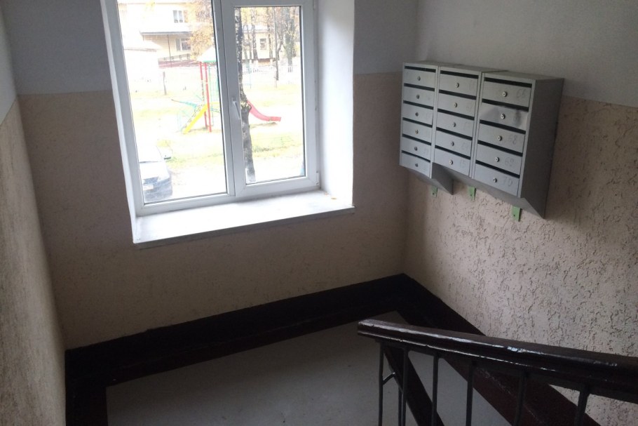 Белый подъезд