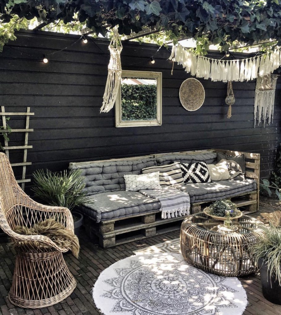 Зона отдыха из поддонов на даче