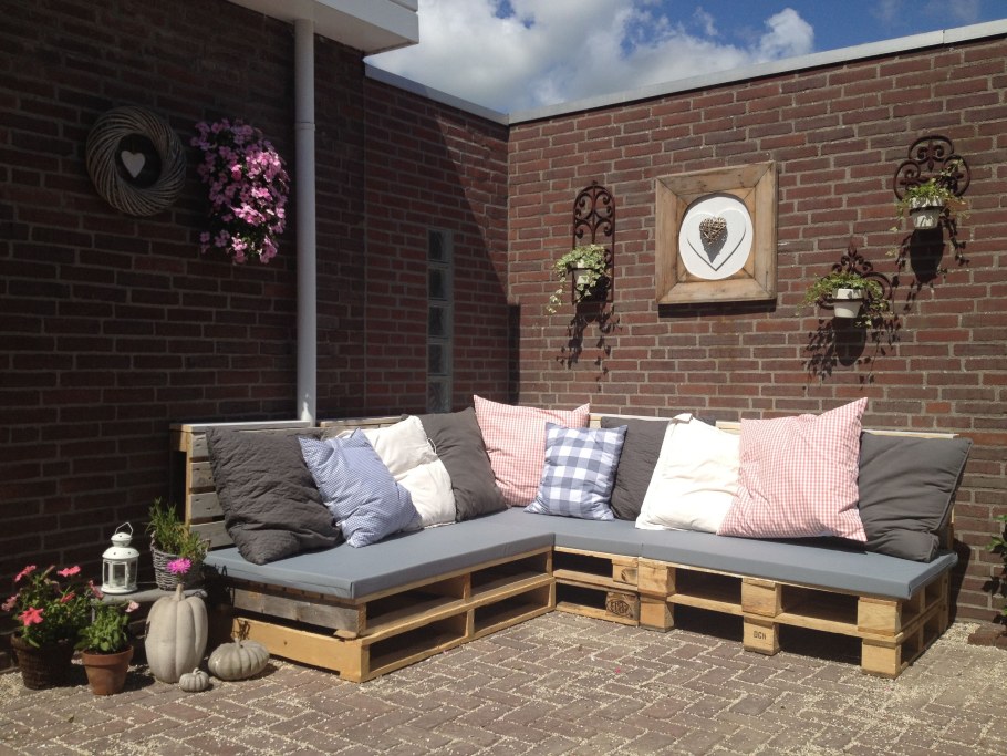 Лаунж зона из паллетов