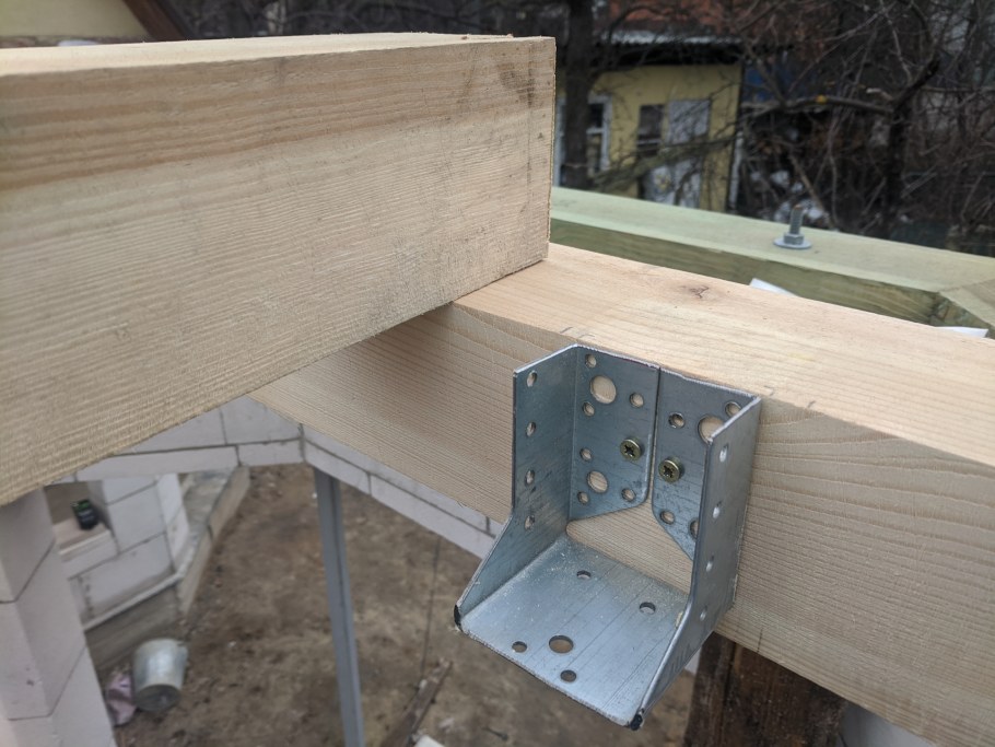 Крепеж бруса к кирпичной стене